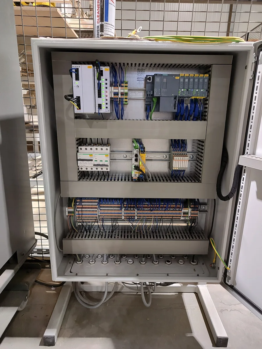 Schakelkast met PLC en relais bij een industriële klant