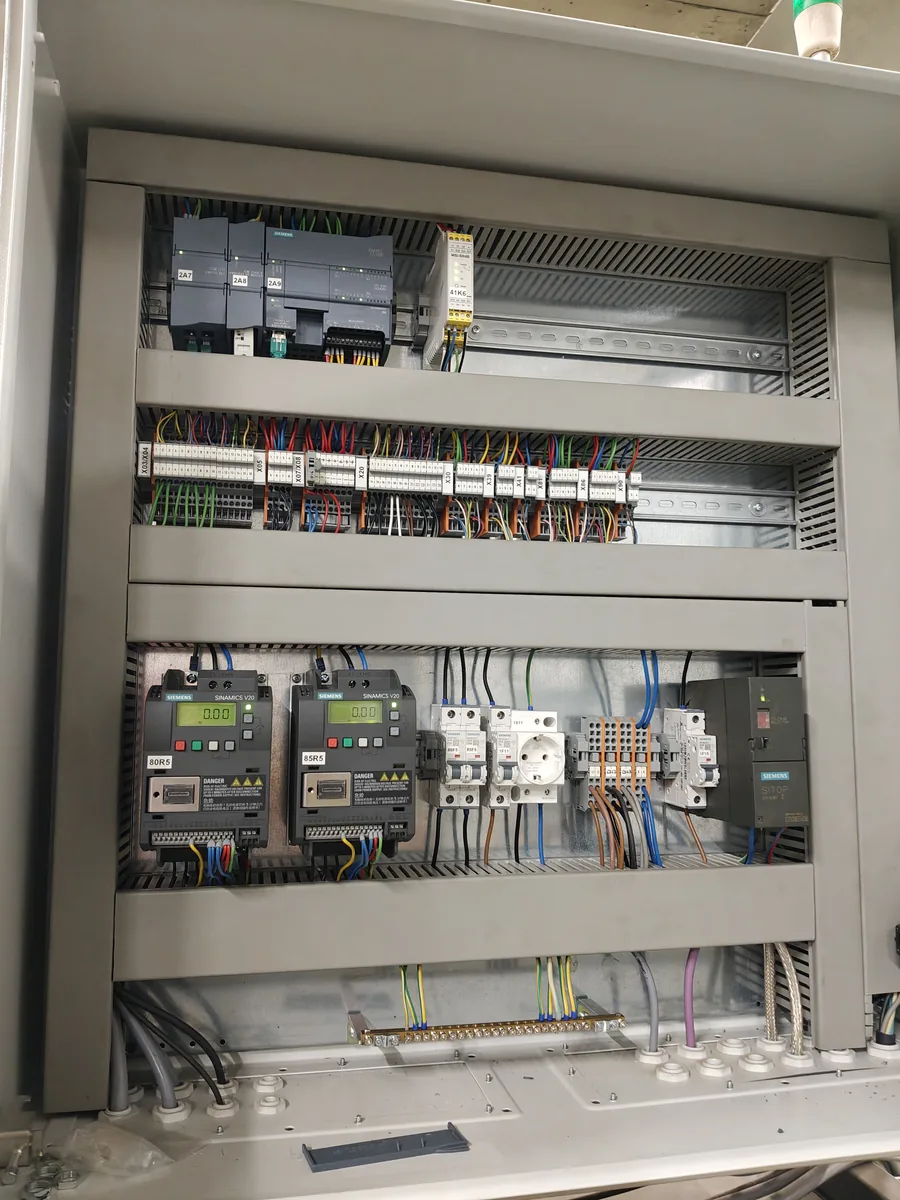 Schakelkast met Siemens PLC en frequentieregelaars